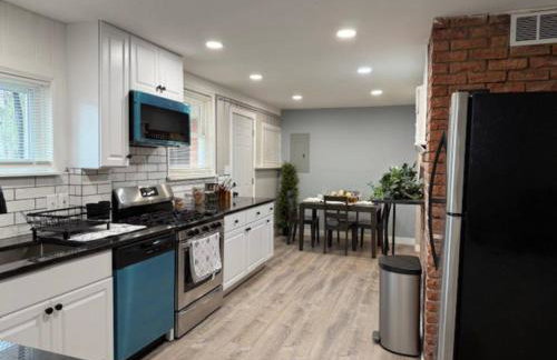 Newly Renovated Gem Fenced Backyard 2 Full Baths - Foto 3