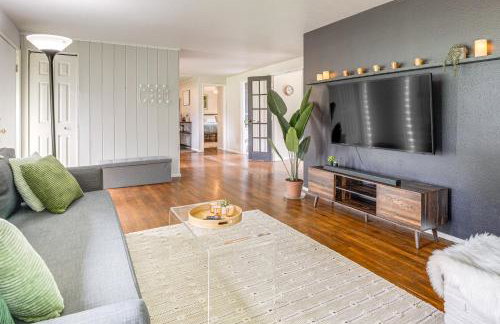 1 Mi to UO Campus - Family Home with Pool Table! - Photo 1