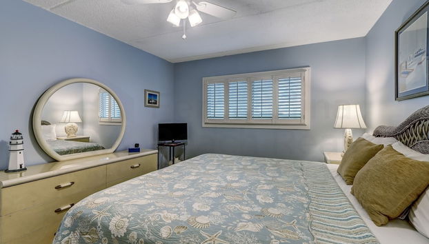 Coast View Condo Featuring Large Windows Overlooking the Beach by RedAwning - Foto 3, Habitación