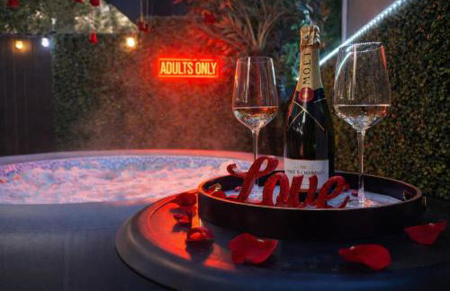 Red Chamber Hot Tub Couples Retreat - Foto 6