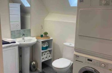 Large town centre apartment with parking - Photo 11