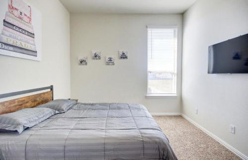 Meticulously-maintained 3-BR Townhouse w/ Backyard ~ Double-Story! - Foto 18