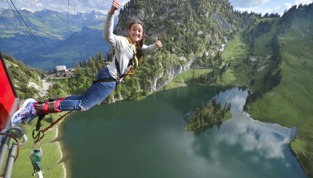 Sautez dans le vide au-dessus du lac Stockensee
