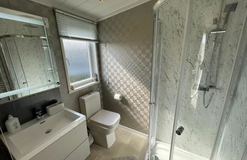 Indulgence Lakeside Lodge i3 with hot tub, private fishing peg situated at Tattershall Lakes Country Park - Foto 33