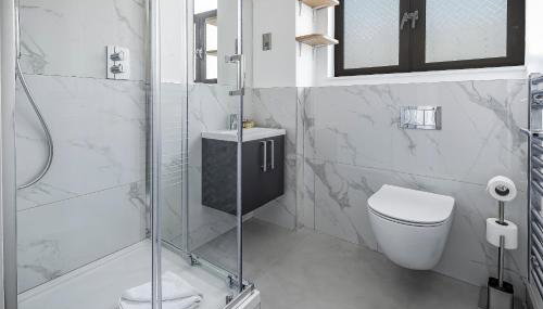 River House by Aeria Apartments - Photo 5, Shower
