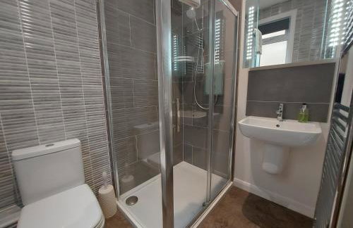 Meadow View Apartments are 2 and 3 bedroomed with private parking - Foto 66