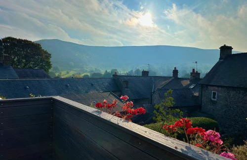 Northcliffe - Stylish Stone Cottage - Spa Bath - Peak Views - Photo 2