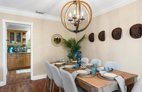 Centrally Located 4BD Oasis with Pool & Movie Patio - Foto 49