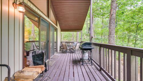 Charming Hedgesville Retreat with Deck and Fireplace! - Foto 2