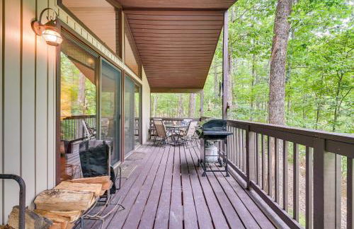 Charming Hedgesville Retreat with Deck and Fireplace! - Foto 2
