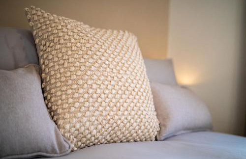 Cosy 3-Bed House With Parking, 5 Mins to QE & Uni - Photo 72