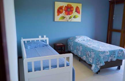 Belíssima Casa com extensa área externa - piscina, sauna, churrasqueira e campo de futebol - com 5 suítes e a 500 metros da Rua das Pedras - Foto 34