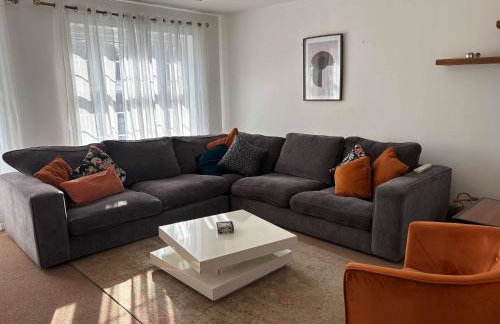 WS10 Contractor House 3 Bed 3 Bath with Parking - Foto 1