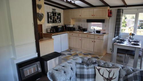 HEDDFAN, Luxury 3 bedroom timber lodge, Now with WiFi, Caer Beris Holiday Park, Builth Wells, SORRY NO TRADESMEN OR CONTRACTORS ALLOWED - Foto 2