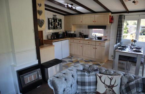 HEDDFAN, Luxury 3 bedroom timber lodge, Now with WiFi, Caer Beris Holiday Park, Builth Wells, SORRY NO TRADESMEN OR CONTRACTORS ALLOWED - Foto 2