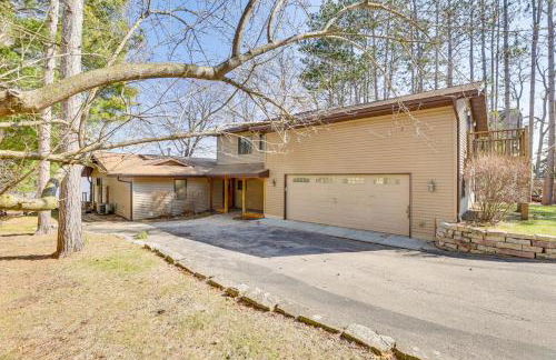 Lake Wisconsin Retreat with Dock Great for Groups! - Foto 40