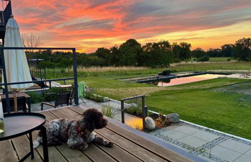 Landloft Linum - Ausgebaute Scheune mit Aussicht, Naturpool, Kamin, Sauna, Luxusausbau, handverlesene MidCentury Möbel & Kunst - Foto 3