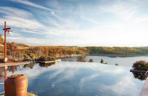 Enjoy the views of Table Rock Lake in this 2BD resort condo - Foto 19