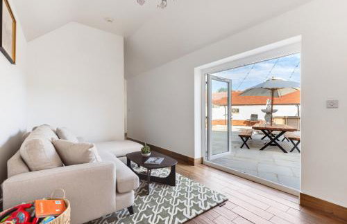 Merry Lakes - Luxury Lakeside Escape with Pool - Just 30 Minutes from London - Foto 47