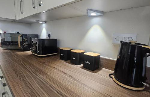 Modern Comfy 3 Bed Home - Free 2 space driveway - Free road parking - Free Netflix - Foto 39