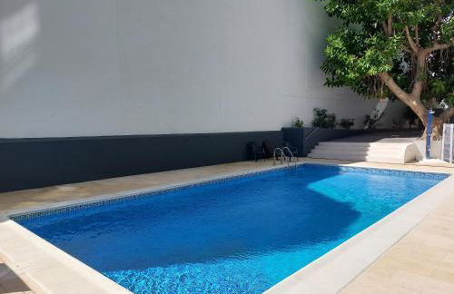 Vistas al mar. Junto a la playa. Garaje y piscina. - Photo 17