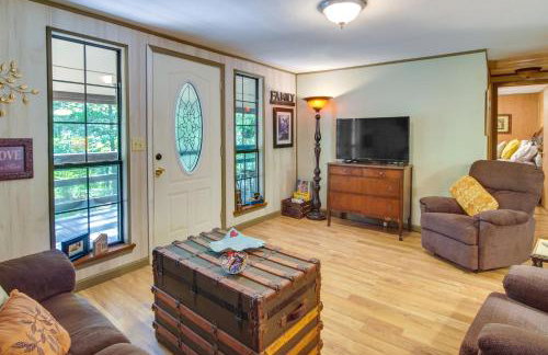 Pet-Friendly Elkins Vacation Rental with Decks! - Foto 4