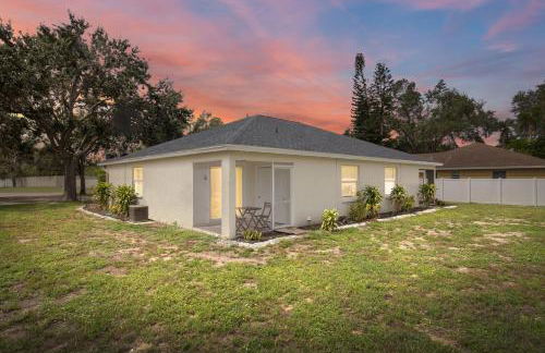 Relaxing 2BR Florida Home Close to Beach - Photo 49