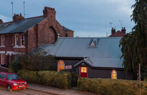 CHESTER'S ONLY TIN CHAPEL - UNIQUE, SPACIOUS 2 BEDROOMS, GARDEN AND FREE PARKING - Foto 17