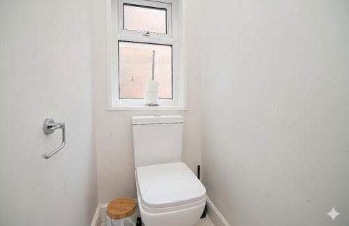 Spacious 6BR Family & Group Home Garden & Parking Sleeps 10 - Foto 9