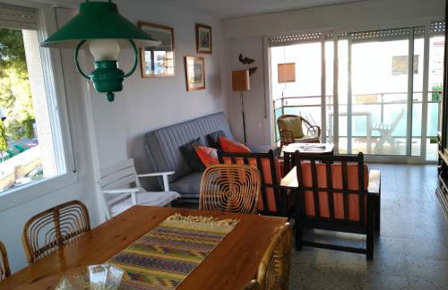 SPACIOUS FLAT WITH SEA VIEWS, FOR 8 PEOPLE WITH 3 BEDROOMS, 2 BATHROOMS and NEXT TO THE BEACH!! - Foto 2