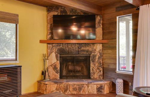 Spacious Groveland Cabin with Wraparound Deck! - Foto 6