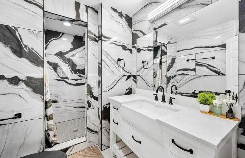 Mountains Views with Pool & Basketball, Relax & Play! - Foto 11