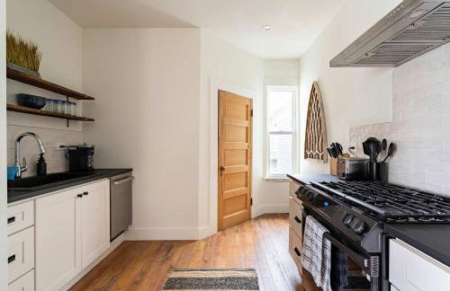 Stay Portland - 3BR - Sleeps 6 - Steps to NW 23rd - Fast WiFi - Foto 9