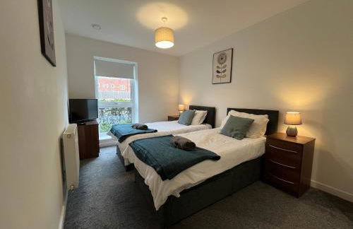 2 Double beds OR 4 Singles, 2 Bathrooms, FREE PARKING, Smart TV's, Close to Gunwharf Quays, Beach & Historic Dockyard - Foto 11