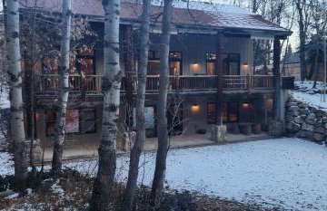 Sundance Spacious Vaulted Ceiling cabin, Hot tub, huge lawn - Foto 2