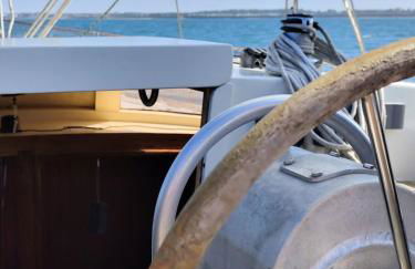 Voilier confortable en bois à cotés des plages et ferries - Photo 11