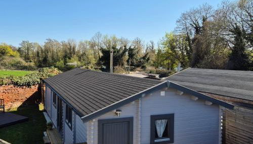 Chalet close to Heathrow T5, Windsor Castle, Legoland, Thorpe Park, with off road parking, free Wifi, private garden, spacious & fully equipped, cozy wood burner & comfy sofa, ideal for exploring London with trains to Waterloo, a beautiful unique retreat - Foto 5