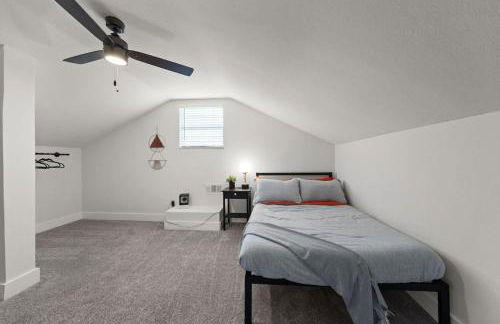 Spacious 6 Bed House near Airport, Pet-Friendly, Close to AFB - Photo 28