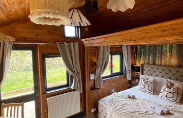 Otter 1 - Private Hot Tub - Bali Inspired Lodge - Bath - Longleat - Wiltshire - Photo 28