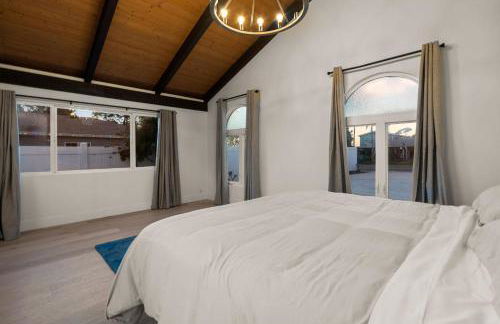 Spacious Modern Home with Rooftop & Private Backyard - Foto 36