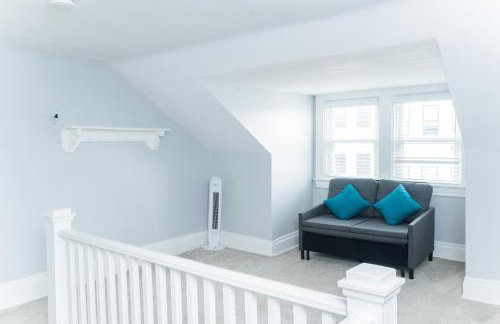 TWO town homes! 6 Bedrooms, 2 King beds, Walk to Eats - Foto 16