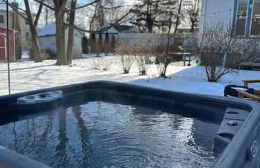 Hot Tub, 2 Blocks to Downtown Saugerties, Sleeps 8 - Foto 2