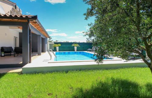Wonderful villa wit pool surrounded by nature, high level of privacy a few minutes to the beach and town center by car by WiiBuk - Foto 24