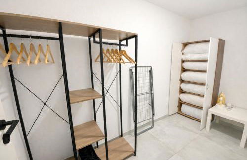 STN Business Suite - Ferienwohnung mit Parkplatz & Balkon, Terrasse & Fußbodenheizung, Netflix Premium, Zentral zu Audi & Schwarz Gruppe - Foto 14