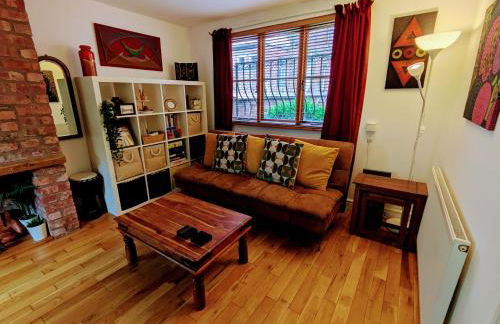 Detached House with Gated Parking in Whalley Range, Near Manchester City Centre - Foto 2