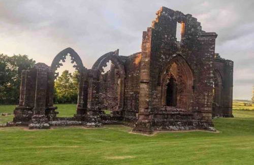 Lovely 2 bed apartment with hot tub log burner and off street parking - Foto 25