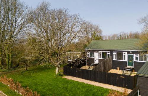 Stillness Cottage - Secluded Hut with a Private Hot Tub - Photo 18