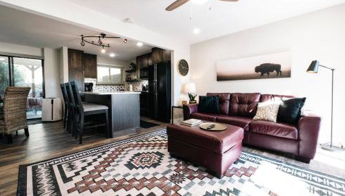 Quiet Creekside Walk to Downtown - Foto 4