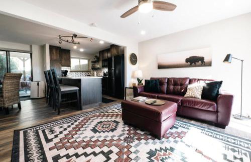 Quiet Creekside Walk to Downtown - Foto 4