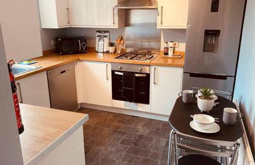 Comfy House with Parking for Multiple Vehicles - Foto 6